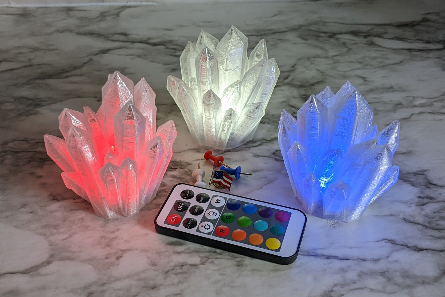 Mini lámpara de cristal inalámbrica: luz LED RGB, pilas y control remoto incluidos.