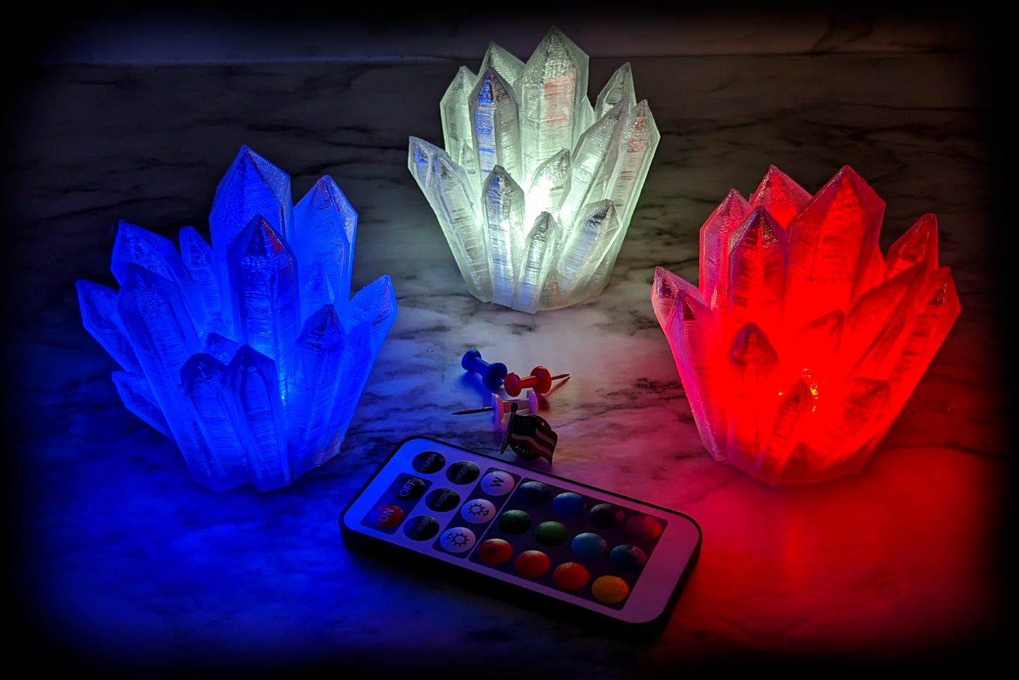 Mini lámpara de cristal inalámbrica: luz LED RGB, pilas y control remoto incluidos.